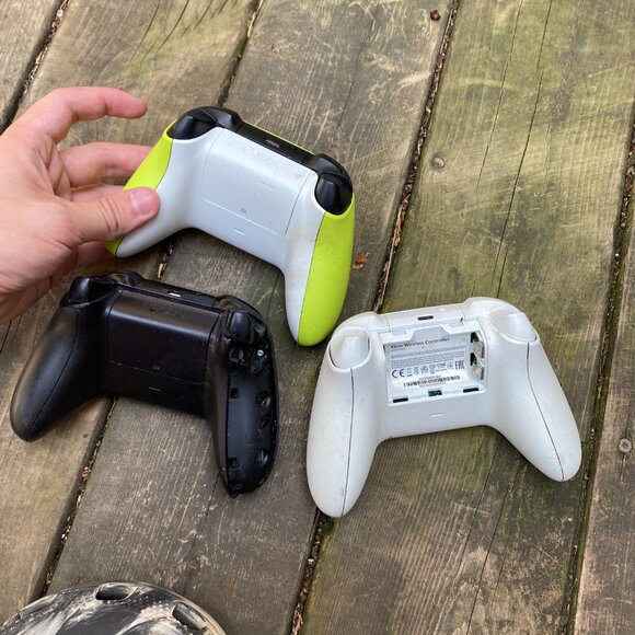 Lot of 3 Microsoft Xbox One Remote Controllers - Black, Volt Green, White - Picture 6 of 7